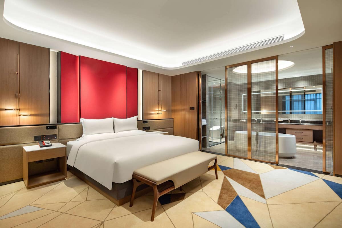 Suite ejecutiva, 1 cama de matrimonio grande, fumadores | 1 dormitorio, edredones de plumas, minibar y caja fuerte