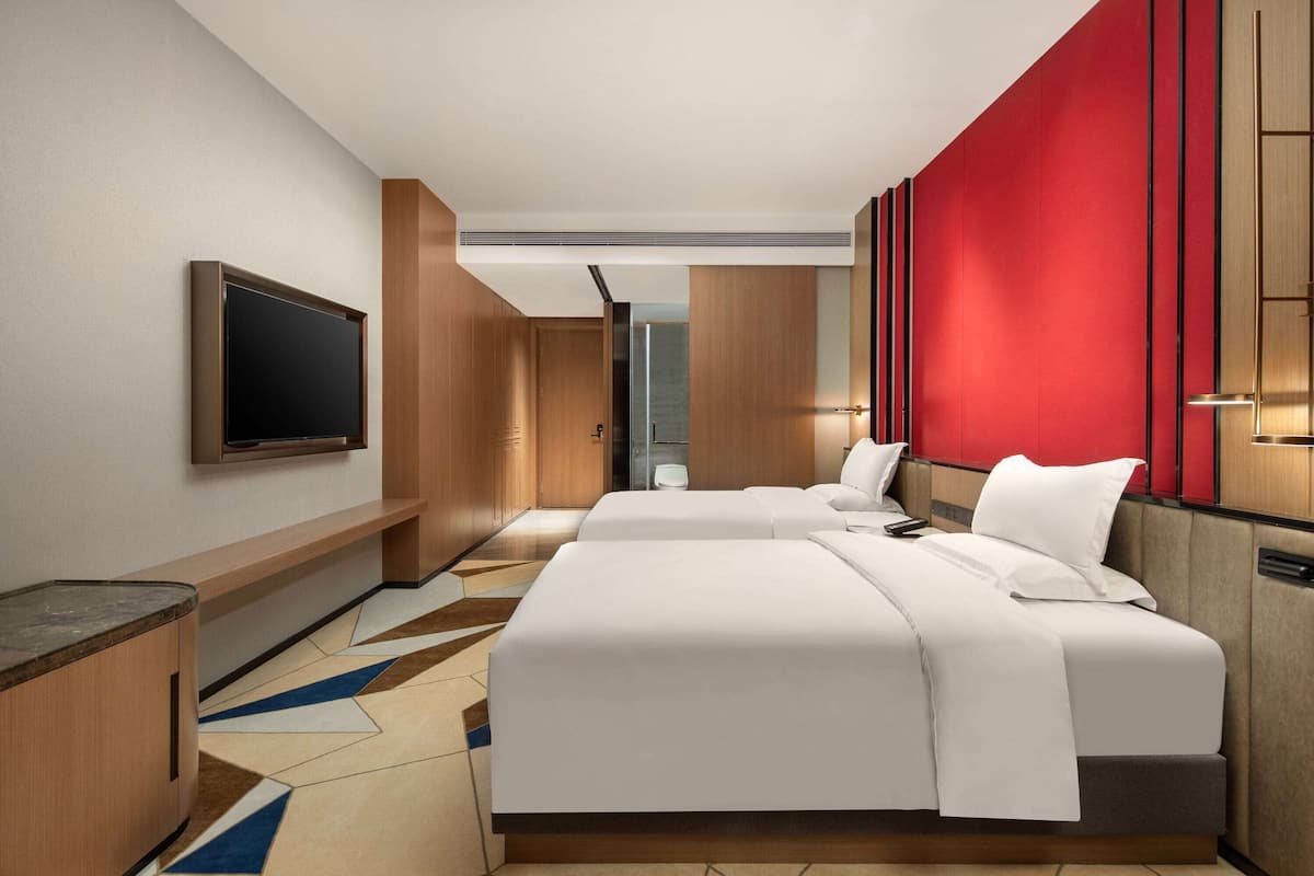 Habitación superior, varias camas, no fumadores | 1 dormitorio, edredones de plumas, minibar y caja fuerte