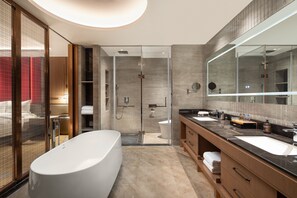 Suite ejecutiva, 1 cama King size, para fumadores | Baño | Regadera tipo lluvia, amenidades de baño gratuitas, secadora de cabello 
