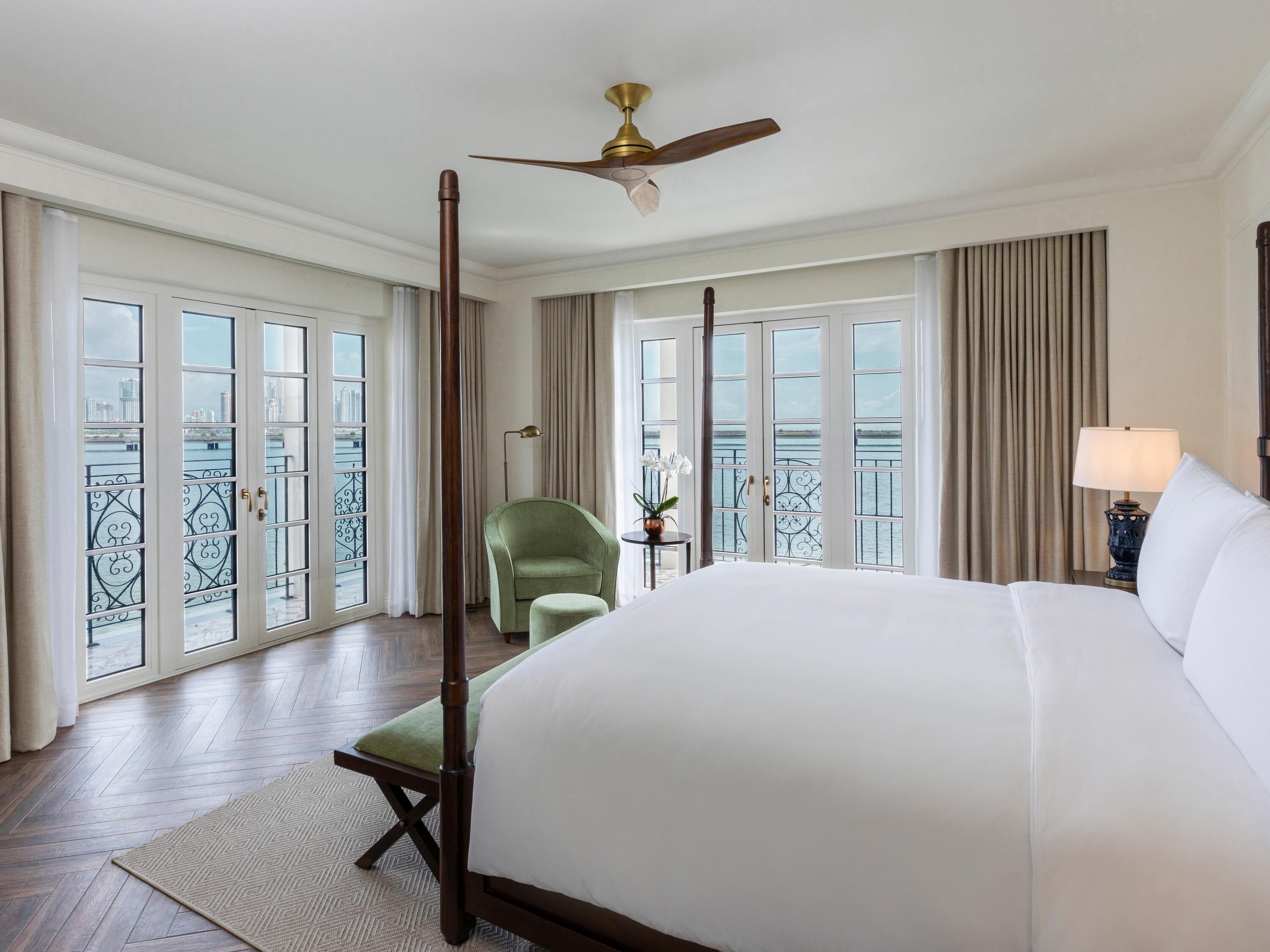 Legendary 1 Bedroom Suite King, Ocean Front | Literie de qualité supérieure, couette en duvet d'oie, surmatelas
