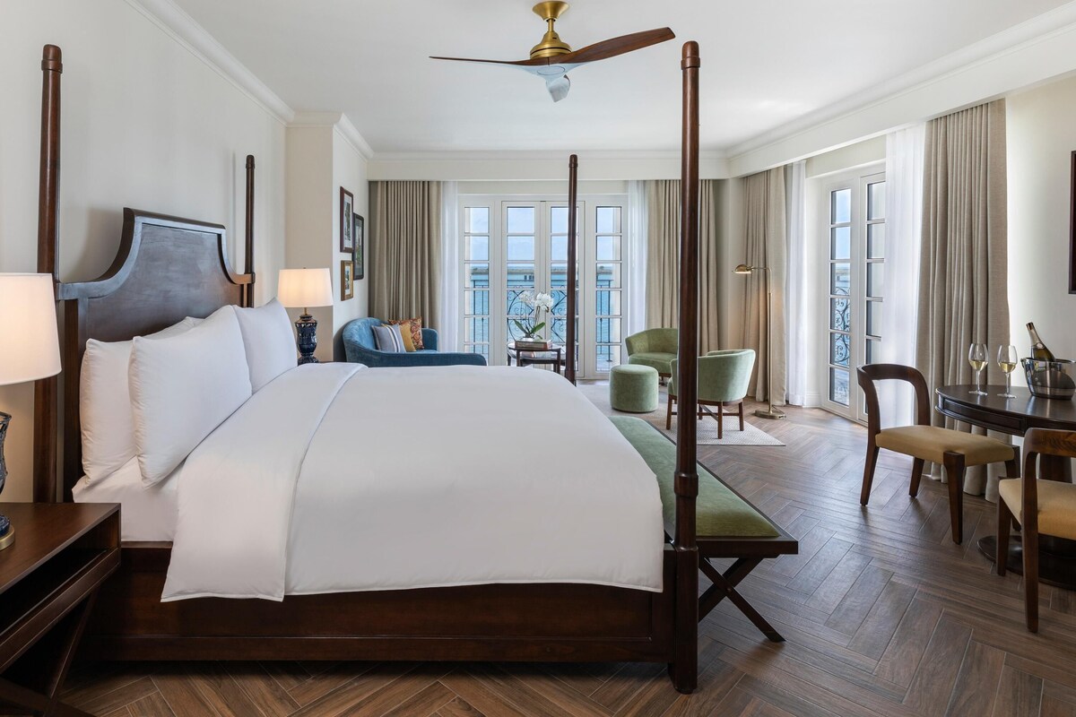 Junior Suite 1 King Oceant Front | Premium bedding, down duvets, pillow-top beds, minibar