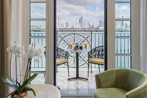 Room, 1 Katil Raja (King), Balcony, Oceanfront (Magnifique) | Pemandangan pantai/laut