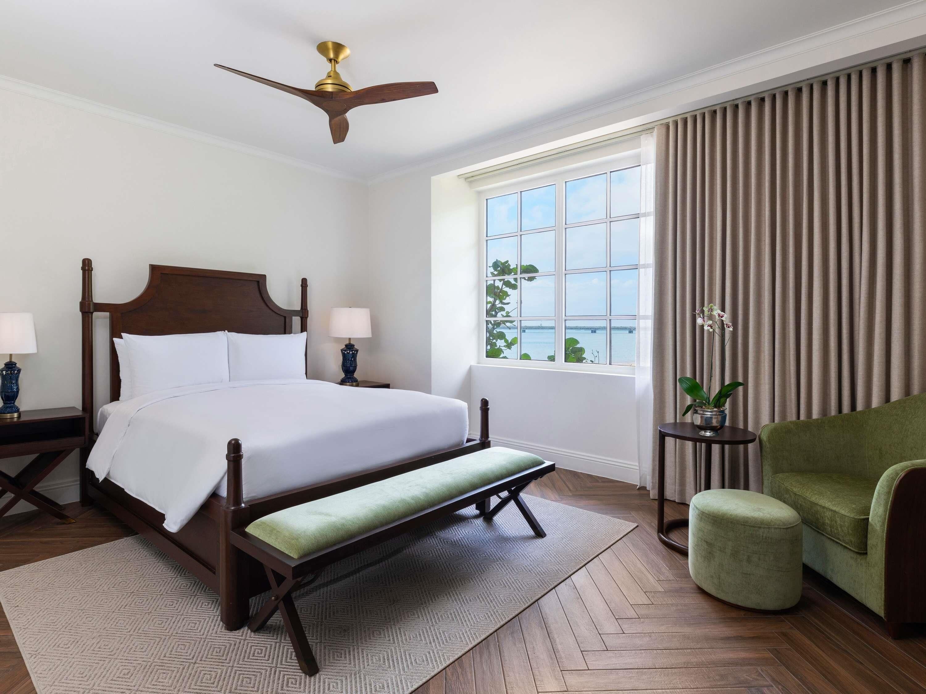 Junior Suite 1 Queen Historic View | 高級寢具、羽絨被、舒適加層、迷你吧