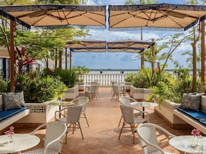 2 bars/lounges, swim-up bar, poolside bar