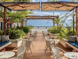 2 bars/lounges, swim-up bar, poolside bar