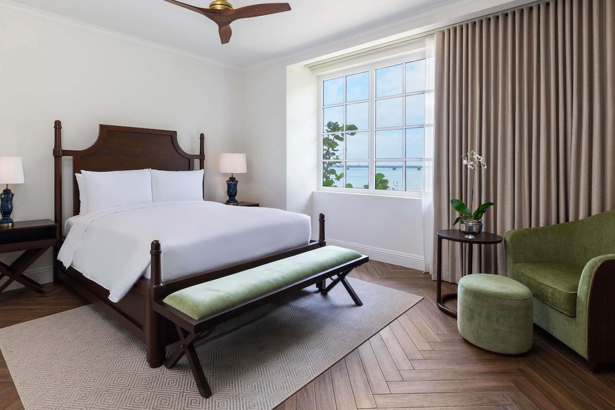 Junior Suite 1 Queen Historic View | Sengetøy av topp kvalitet, dundyner, senger med overmadrass og minibar