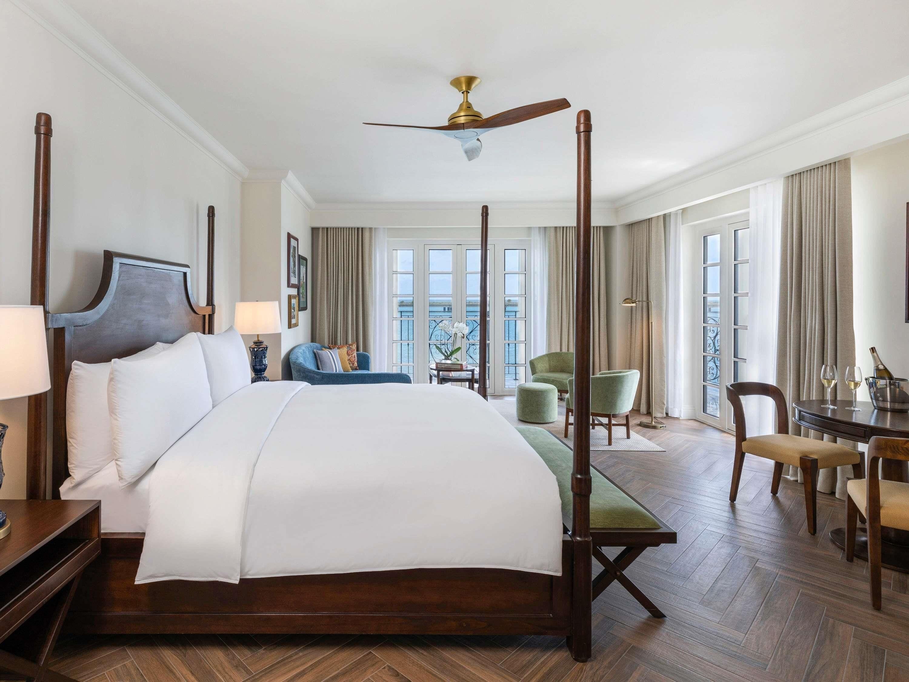 Junior Suite 1 King Oceant Front | เครื่องนอนระดับพรีเมียม, ผ้านวมขนเป็ด, เตียงพร้อมฟูกเสริมที่นอน