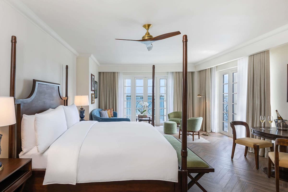 Junior Suite 1 King Oceant Front | Premium bedding, down comforters, pillowtop beds, minibar