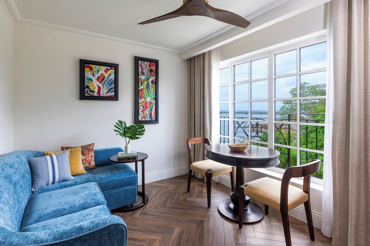 Luxury 1 Queen, Historic View | Premium bedding, down duvets, pillow-top beds, minibar