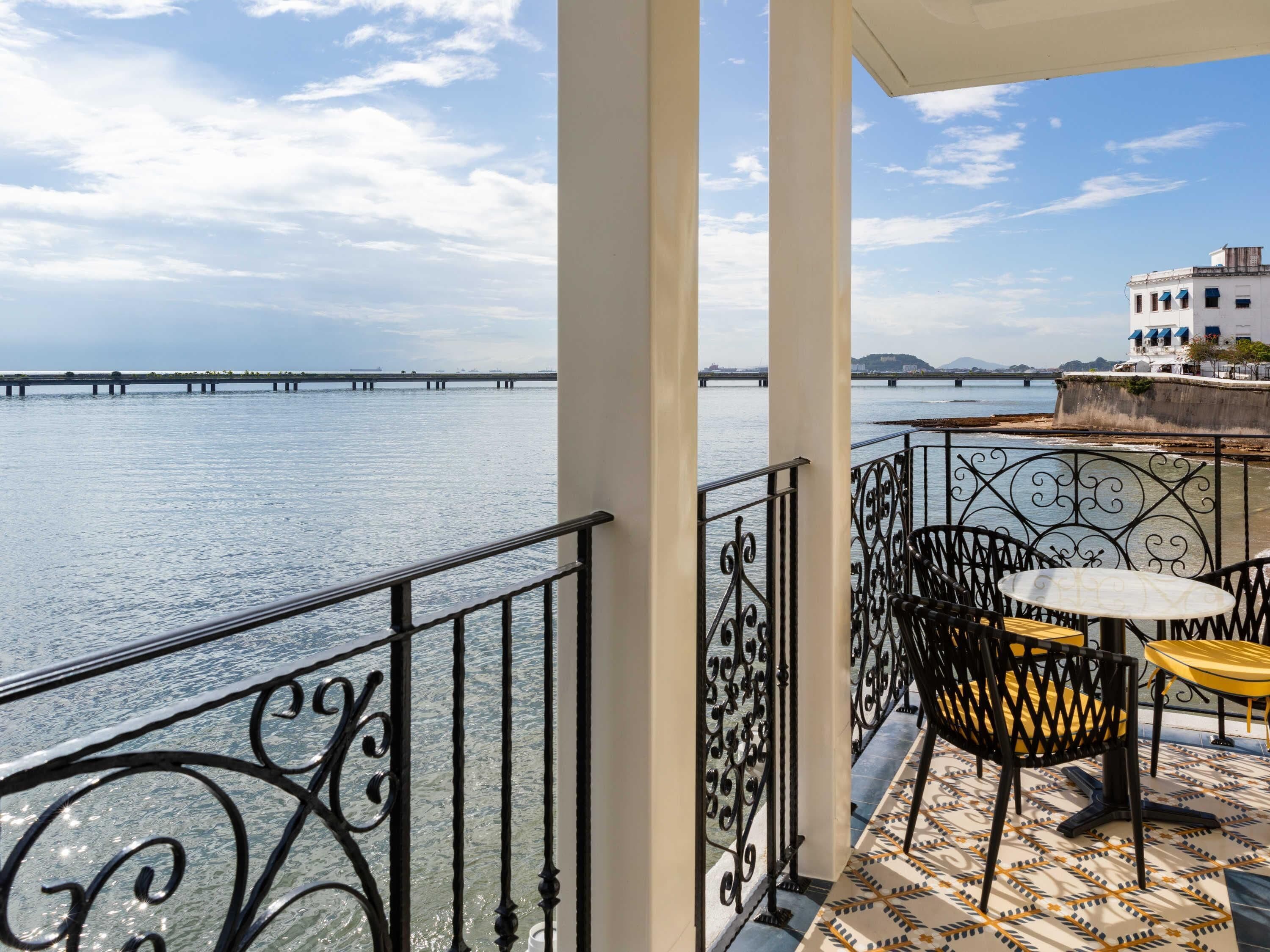 Junior Suite 1 King Oceant Front | Sengetøy av topp kvalitet, dundyner, senger med overmadrass og minibar