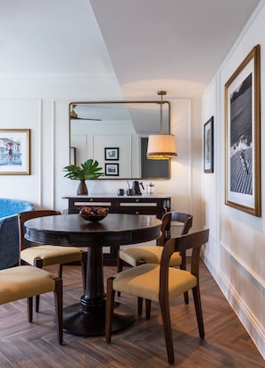 Suite, 1 King Bed, Balcony (Prestige Suite, Plaza Courtyard view) | Premium bedding, down comforters, pillowtop beds, minibar