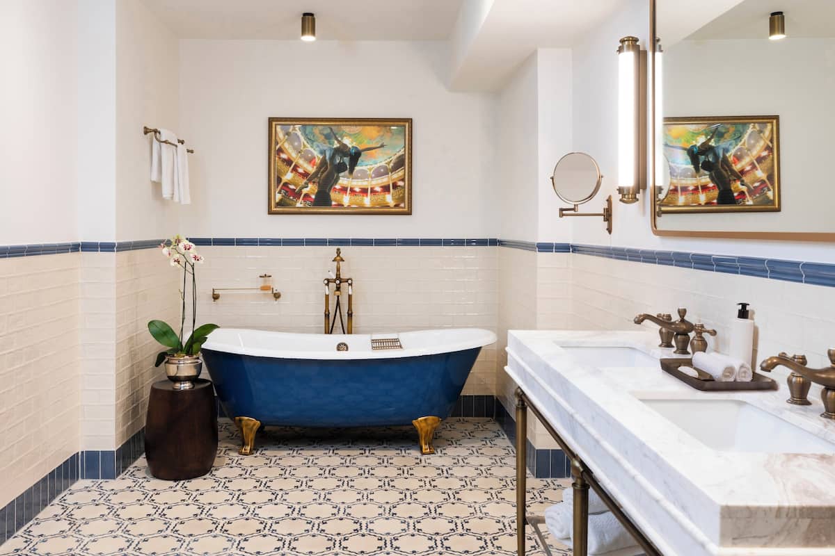 Suite, 1 chambre, balcon, vue cour intérieure (Opera) | Salle de bain | SÚche-cheveux, bidet, serviettes fournies, savon