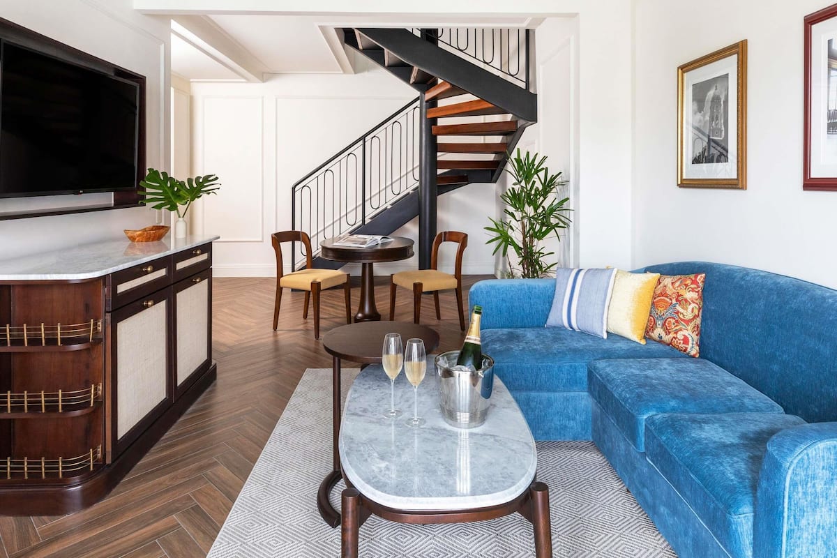 Suite, 1 dobbeltseng, byutsikt (Prestige Duplex) | Sengetøy av topp kvalitet, dundyner, senger med overmadrass og minibar