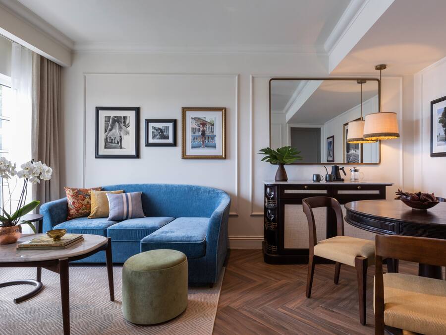 Phòng Suite, 1 giường cỡ king, ban công (Prestige Suite, Plaza Courtyard view) | Bộ đồ giường cao cấp, chăn bông, nệm có lớp đệm bông, minibar