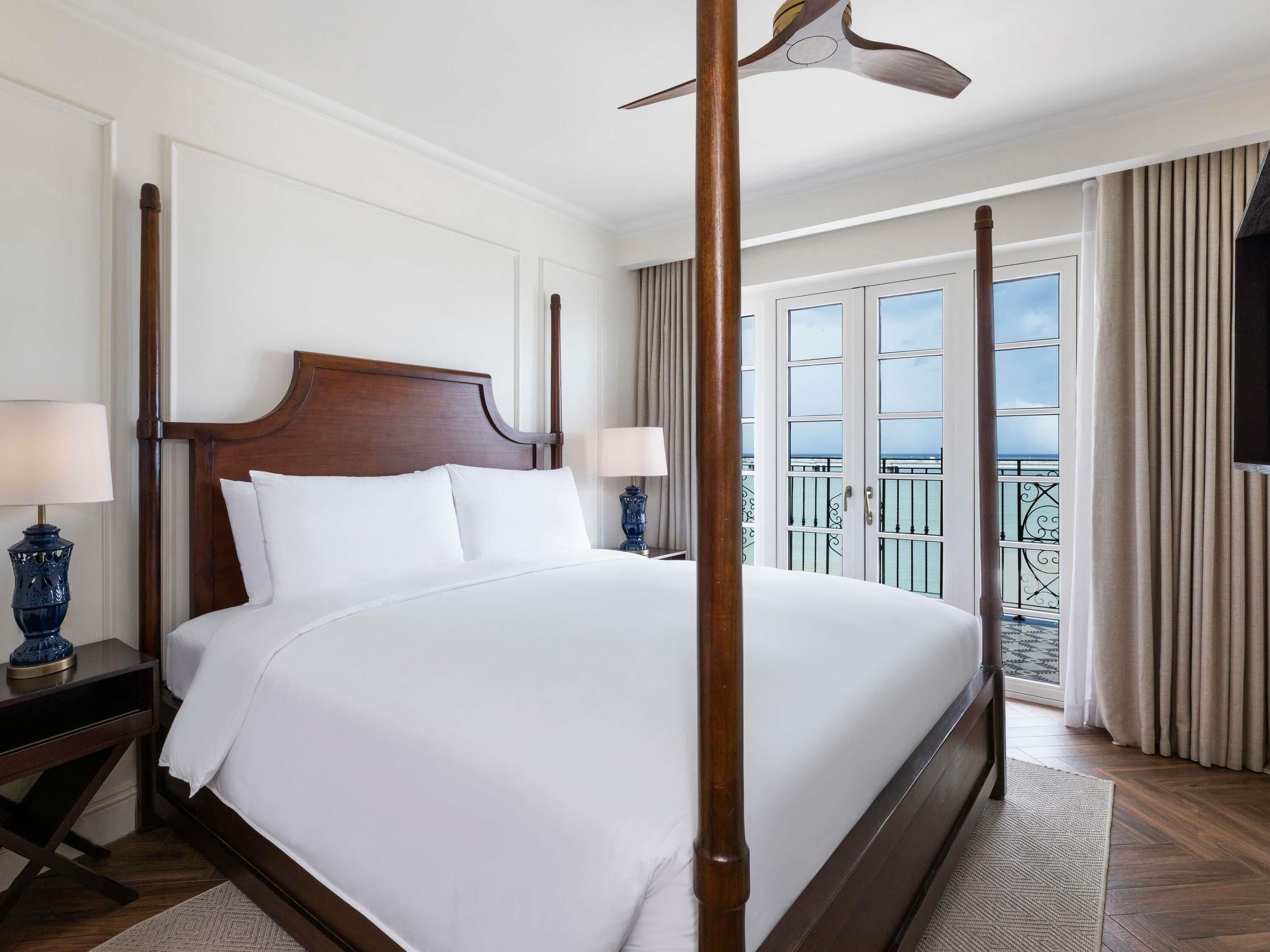 Suite, 1 kingsize-seng, balkong, ved havkanten (Prestige Suite, 1 bedroom) | Sengetøy av topp kvalitet, dundyner, senger med overmadrass og minibar