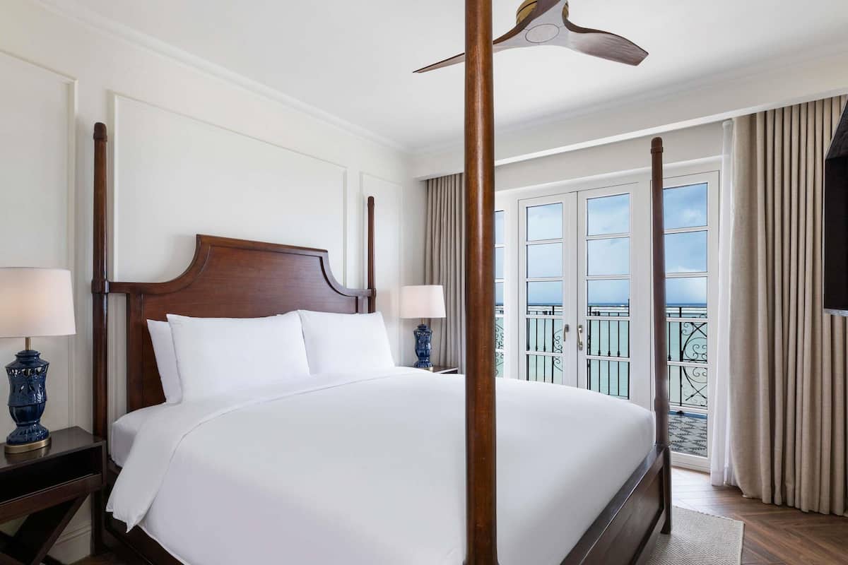 Suite, 1 kingsize-seng, balkong, ved havkanten (Prestige Suite, 1 bedroom) | Sengetøy av topp kvalitet, dundyner, senger med overmadrass og minibar