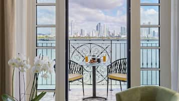 Chambre, 1 très grand lit, balcon, en front de mer (Magnifique) | Literie de qualité supérieure, couette en duvet d'oie, surmatelas