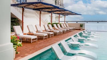 Piscina externa, espreguiçadeiras
