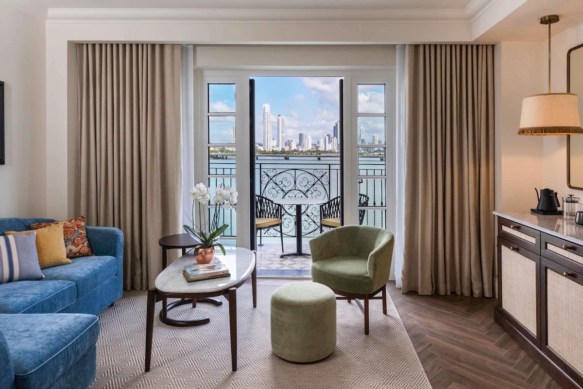 Room, 1 King Bed, Balcony, Oceanfront (Magnifique)