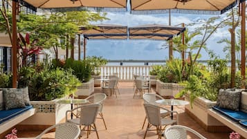 2 bar/lounge, bar sull'acqua, bar a bordo piscina