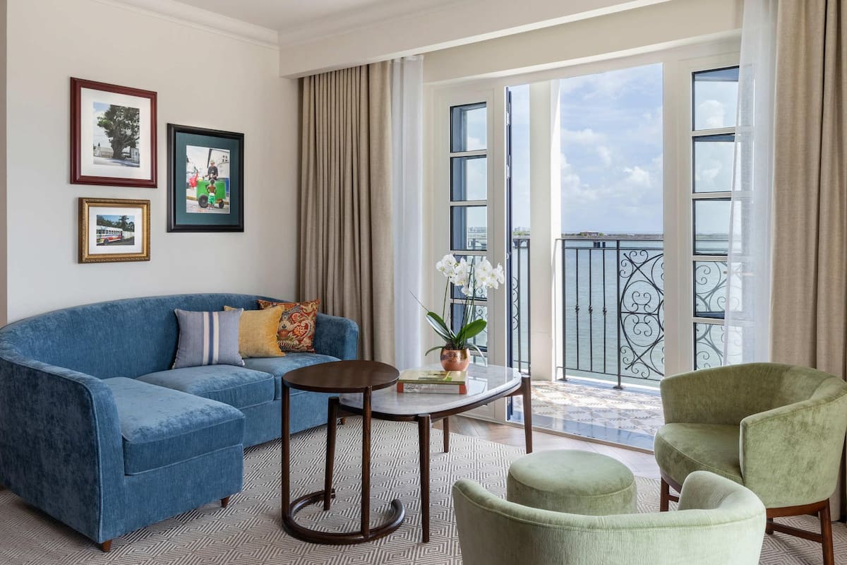 Junior Suite 1 King Oceant Front | Peralatan tempat tidur premium, gebar bulu kapas, tilam berlapik