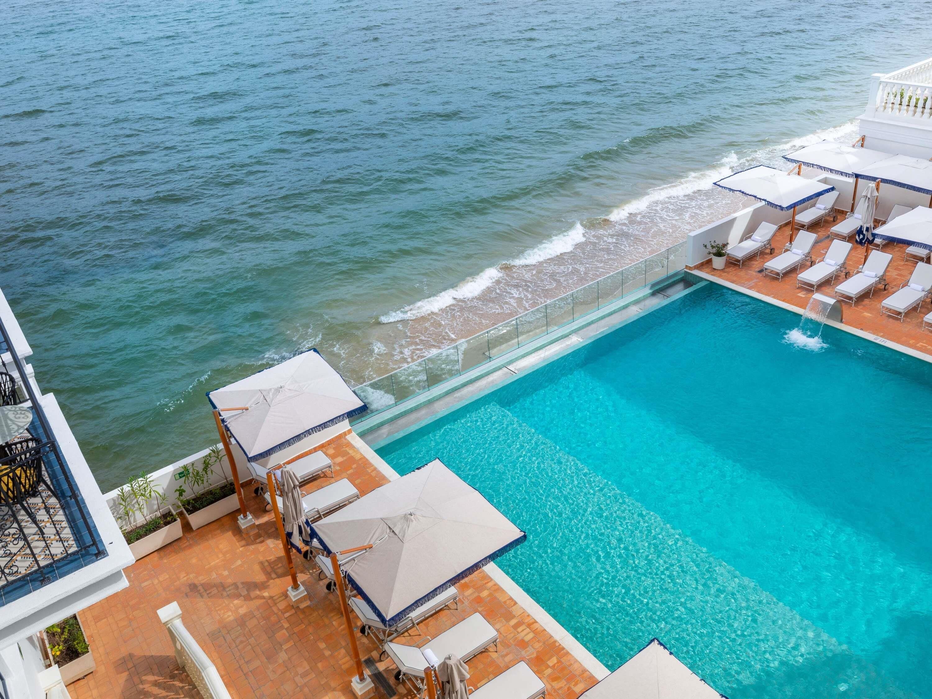 2 bars/lounges, swim-up bar, poolside bar