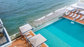 2 bares, bar en la piscina y bar junto a la piscina