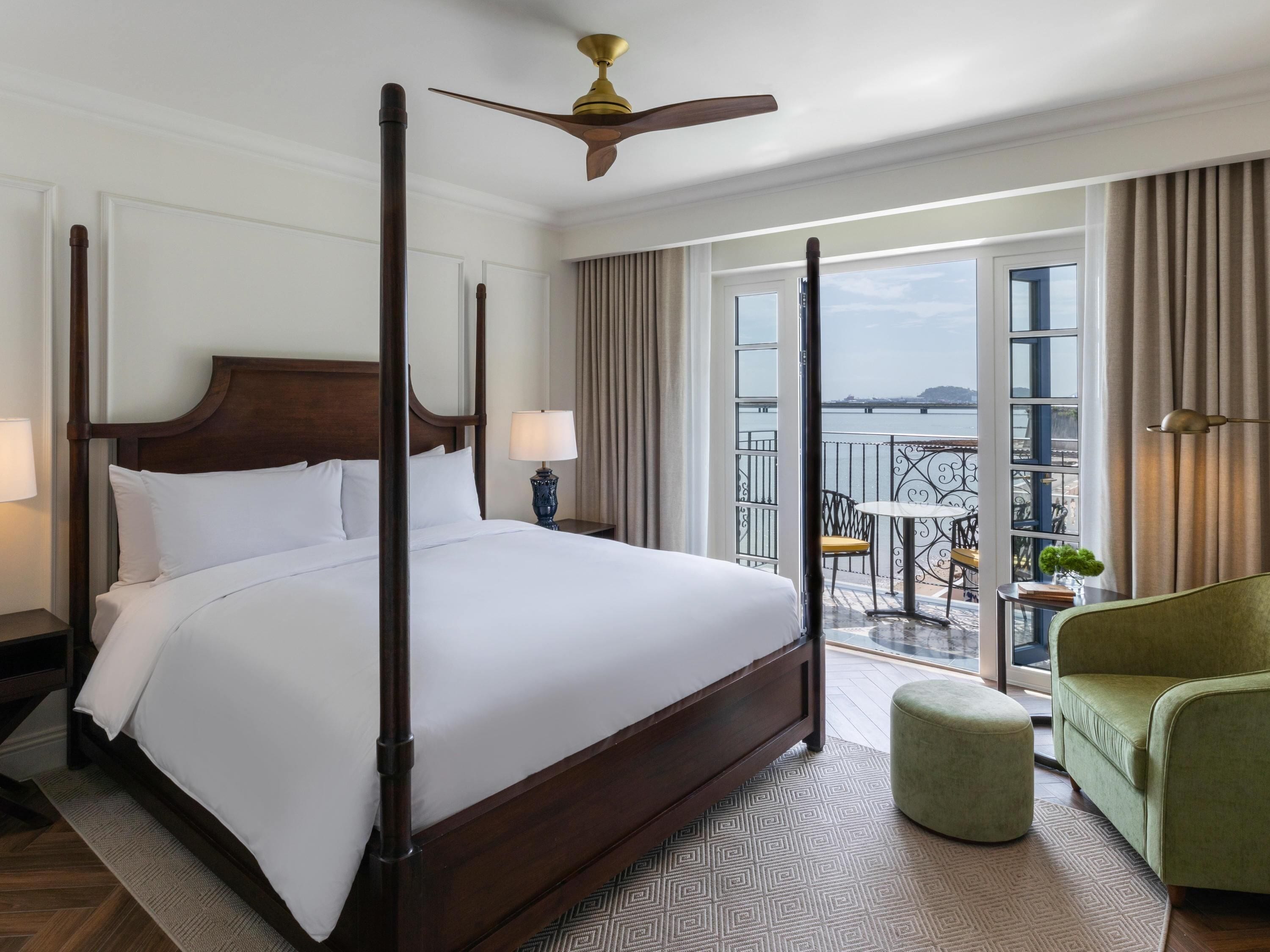 套房, 1 張特大雙人床, 陽台 (Prestige Suite, Plaza Courtyard view) | 高級寢具、羽絨被、舒適加層、迷你吧