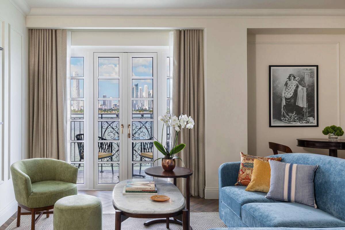 Legendary 1 Bedroom Suite King, Ocean Front | เครื่องนอนระดับพรีเมียม, ผ้านวมขนเป็ด, เตียงพร้อมฟูกเสริมที่นอน