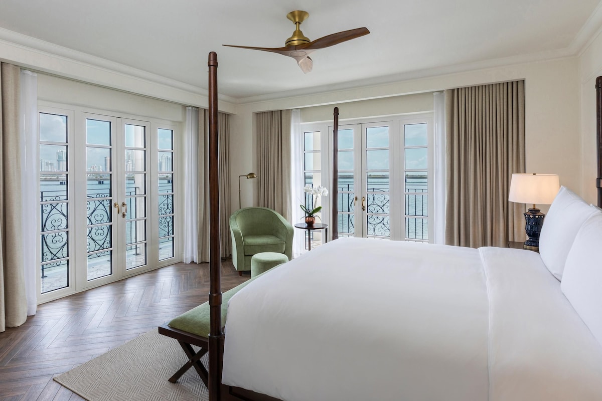 Legendary 1 Bedroom Suite King, Ocean Front | Premium bedding, down comforters, pillowtop beds, minibar