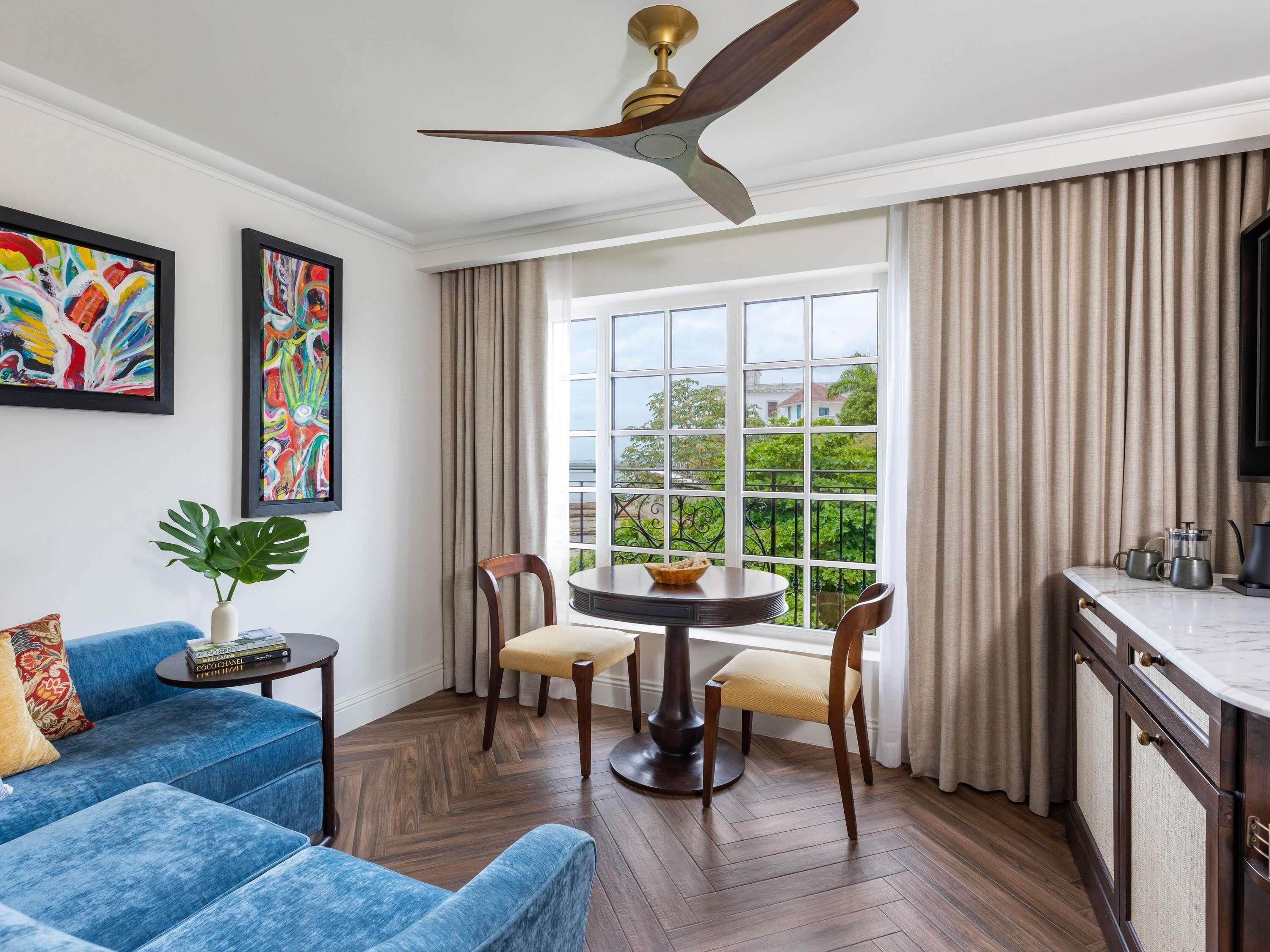 Luxury 1 Queen, Historic View | 高級寢具、羽絨被、舒適加層、迷你吧