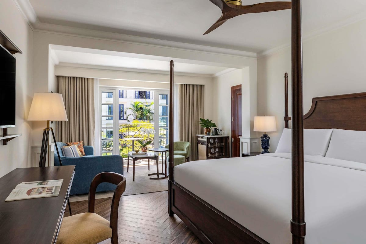 Magnifique 1 King, Plaza or Historic View | Peralatan tempat tidur premium, gebar bulu kapas, tilam berlapik