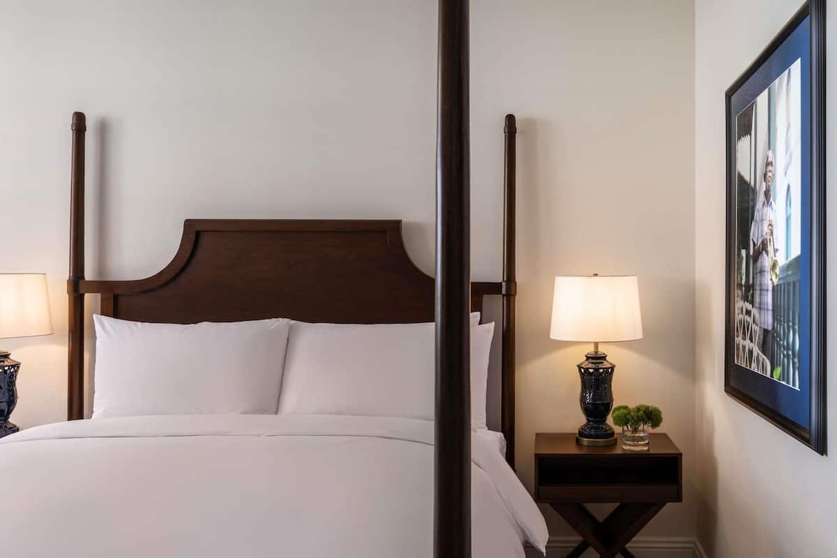 Roupas de cama premium, edredons de pluma, camas com colchões pillow-top