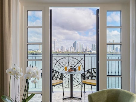 Room, 1 King Bed, Balcony, Oceanfront (Magnifique) | Premium bedding, down comforters, pillowtop beds, minibar