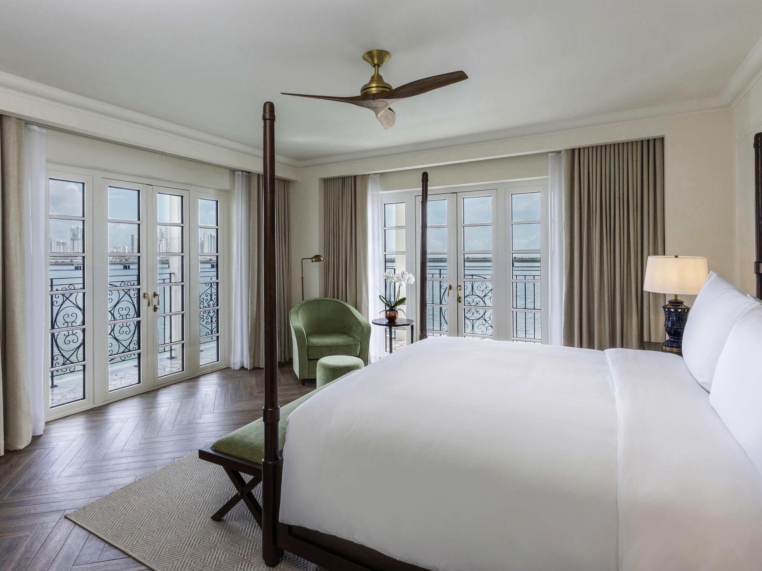 Legendary 1 Bedroom Suite King, Ocean Front | เครื่องนอนระดับพรีเมียม, ผ้านวมขนเป็ด, เตียงพร้อมฟูกเสริมที่นอน