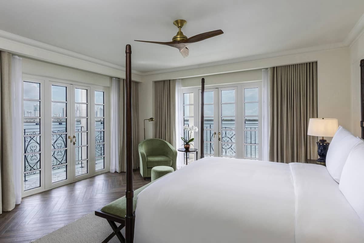 Legendary 1 Bedroom Suite King, Ocean Front | เครื่องนอนระดับพรีเมียม, ผ้านวมขนเป็ด, เตียงพร้อมฟูกเสริมที่นอน