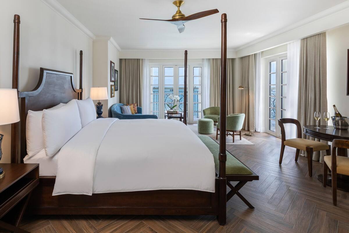 Junior Suite 1 King Oceant Front | Premium bedding, down duvets, pillow-top beds, minibar