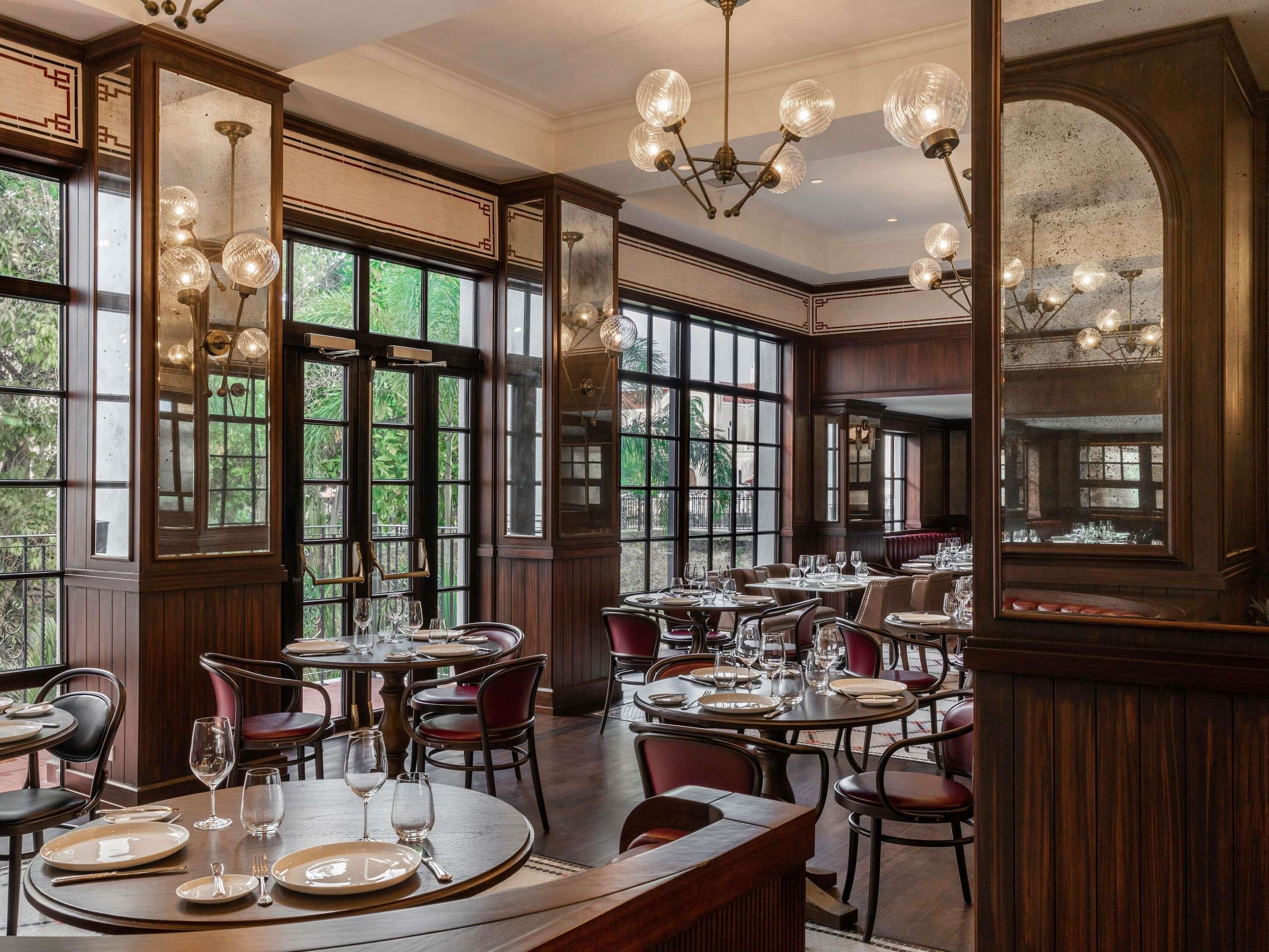 2 restauranter, frokost serveres