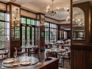 2 restaurants, breakfast served
