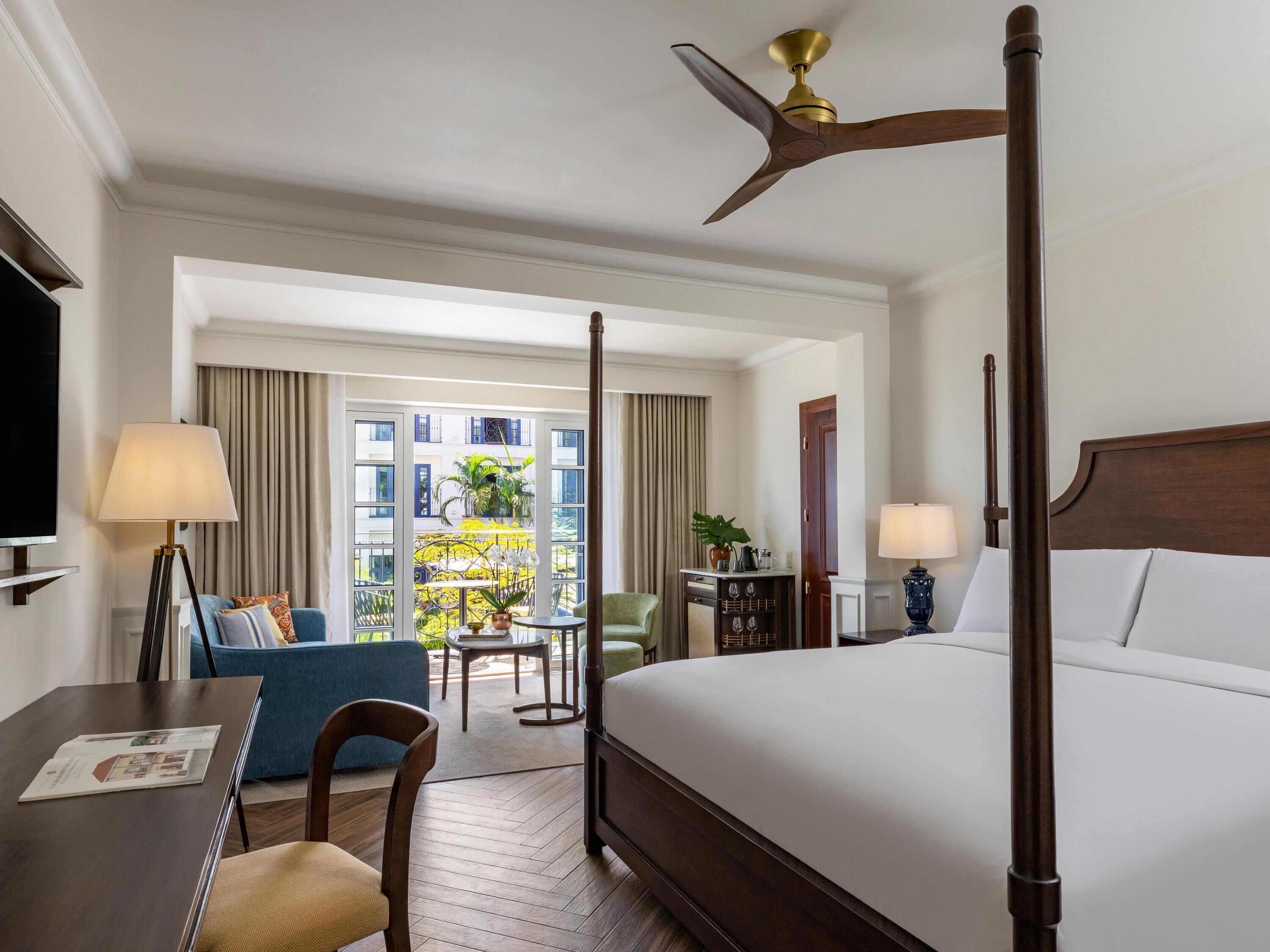 Magnifique 1 King, Plaza or Historic View | Ropa de cama de alta calidad, edredón, camas con pillow-top y minibar 