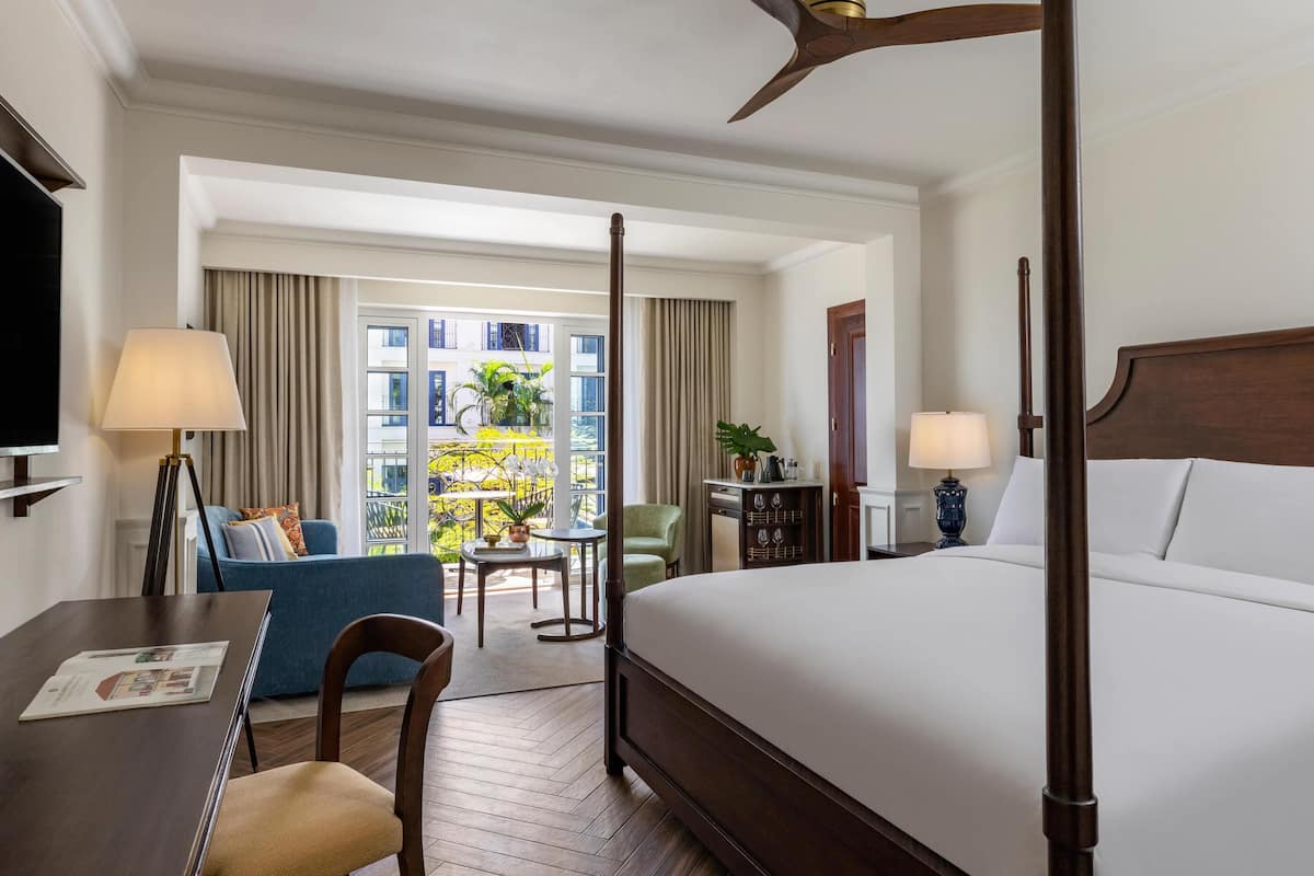 Magnifique 1 King, Plaza or Historic View | Ropa de cama de alta calidad, edredón, camas con pillow-top y minibar