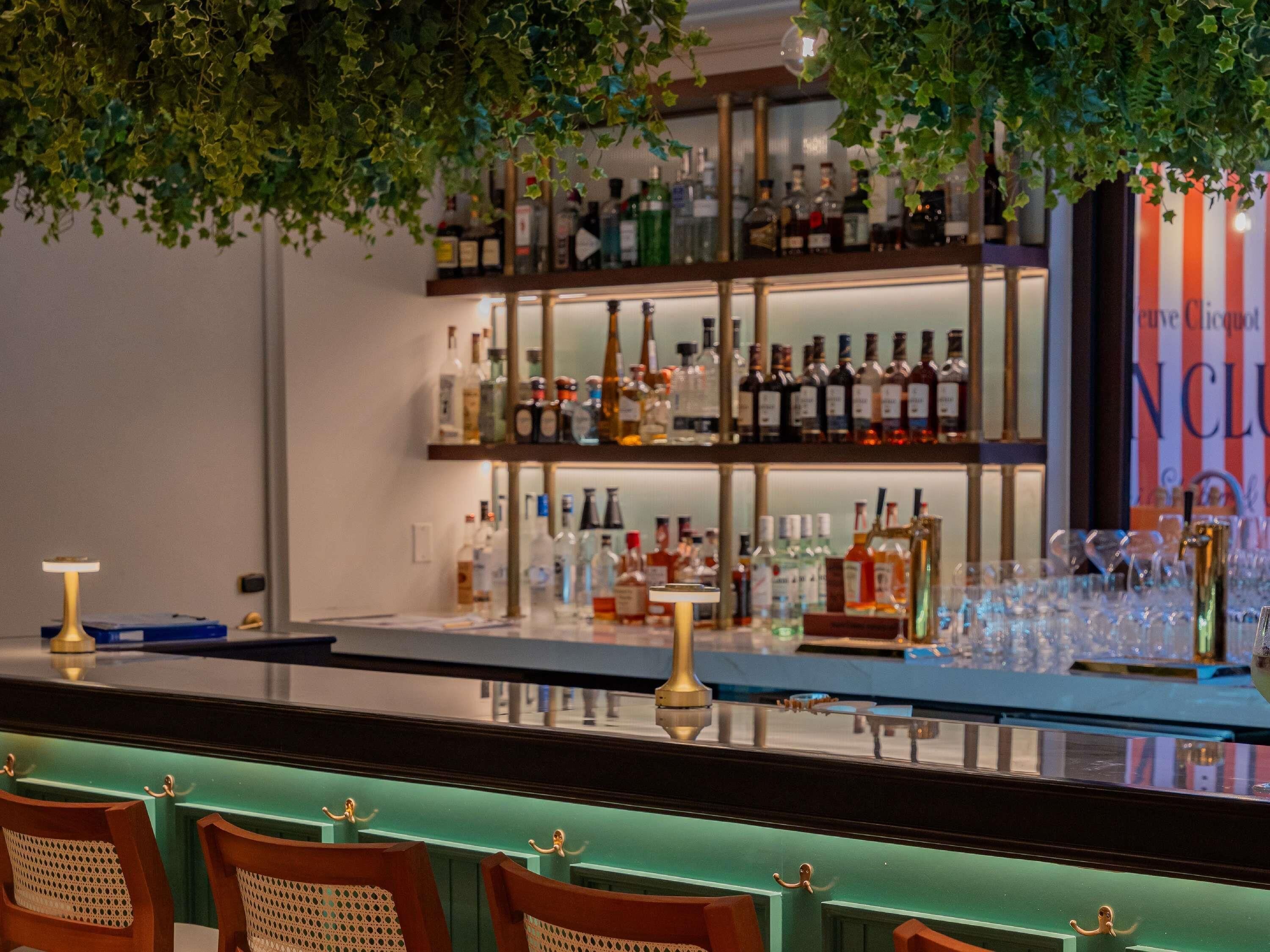 2 restaurants; breakfast, lunch, dinner, and brunch served
