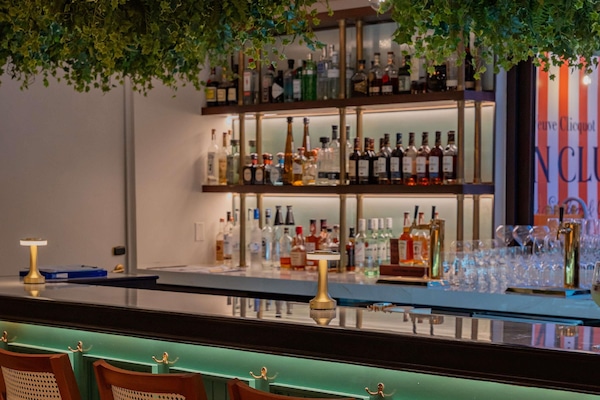 2 restaurants; breakfast, lunch, dinner, and brunch served