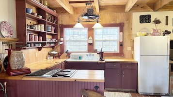 Kühlschrank, Mikrowelle, Wasserkocher mit Kaffee-/Teezubehör