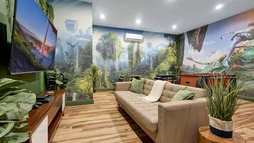 Smart-TV, Videospiele, DVD-Player, Tischfußball