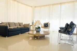 Smart TV, pebolim, mesa de pingue-pongue