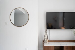 Interior - Modern 1 BR 1BA in center of Old Mtl | St Paul St (Montréal)