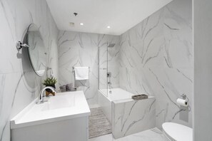 Dusche, Haartrockner, Handtücher