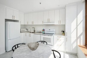 Fridge, microwave, stovetop, dishwasher