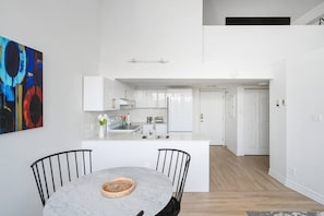 Réfrigérateur, micro-ondes, plaque de cuisson, lave-vaisselle